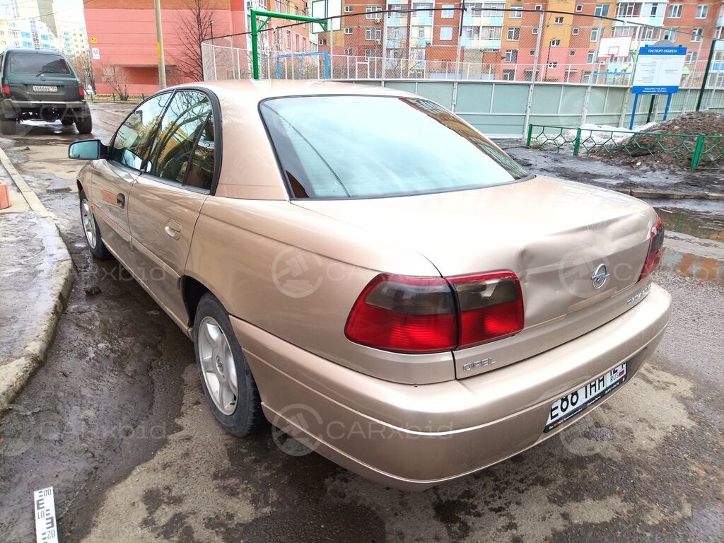 Opel Omega 2000